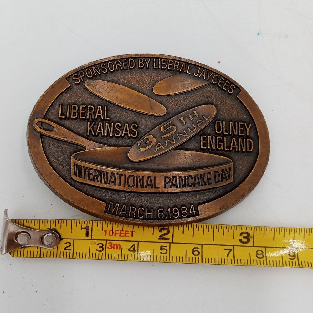 International Pancake Day Belt Buckle Liberal Kansas Olney England 1984 Vintage - Picture 2 of 10